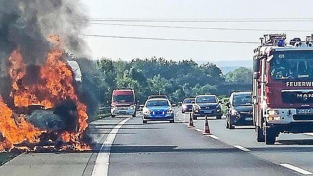 Das Fahrzeug brannte auf der A&nbsp;73 komplett aus.