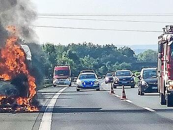 Das Fahrzeug brannte auf der A&nbsp;73 komplett aus.