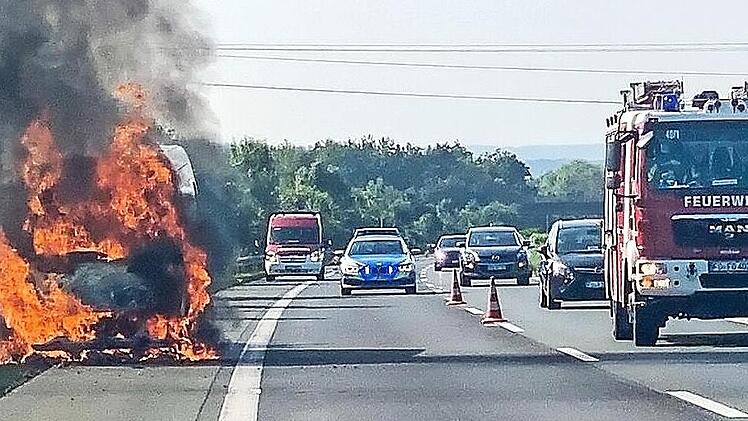Das Fahrzeug brannte auf der A&nbsp;73 komplett aus.