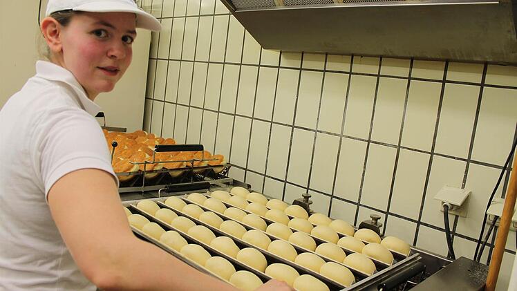 Konditormeisterin Johanna Leitsch backt reihenweise Krapfen in Erdnussöl.  Fotos: Borst