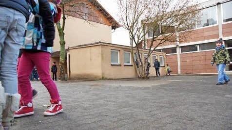 Das Toilettenhäuschen wird abgerissen.