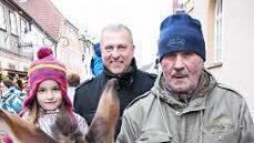 Adam Geuß (rechts) mit Esel Gretel, Mia und Jürgen Bauer.