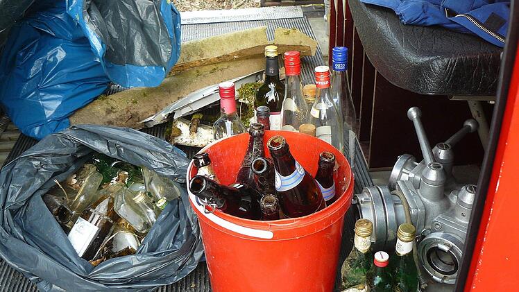 Jede Menge Schnaps- und Bierflaschen, die in eine Dornenhecke geschmissen wurden, förderten die Helfer zutage.