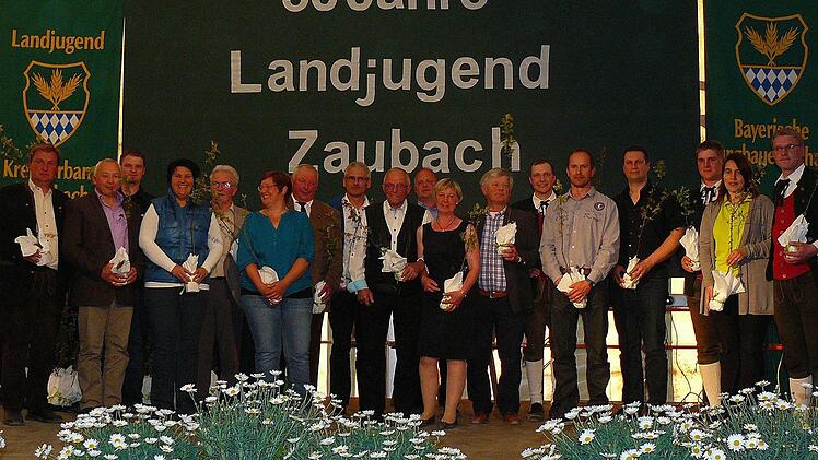 Als Zeichen des Dankes durften alle bisherigen 20 Landjugend-Vorsitzenden ein Apfelbäumchen mit nach Hause nehmen.