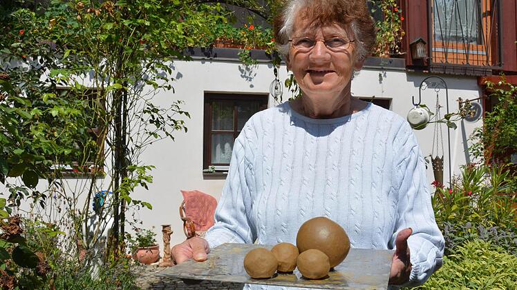 Helga Kellner hat Kugeln aus Ton geformt. "Mir gefällt die Form. Sie strahlt Ruhe aus. Das entspannt mich." Foto: Dagmar Besand