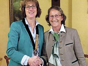 Past-Präsidentin Rosi Müller (rechts) gratuliert ihrer Nachfolgerin Anja Gimpel-Henning. Foto: Dieter Hübner