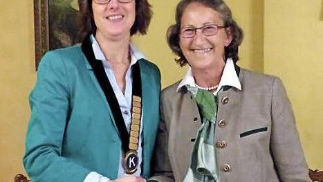 Past-Präsidentin Rosi Müller (rechts) gratuliert ihrer Nachfolgerin Anja Gimpel-Henning. Foto: Dieter Hübner