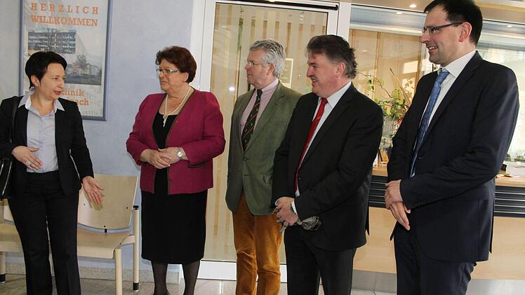 Klinikums-Geschäftsführerin Brigitte Angermann hieß die Abordnung der Politiker mit Landtagspräsidentin Barbara Stamm herzlich willkommen: an ihrer Seite der CSU-Abgeordnete Ludwig Freiherr von Lerchenfeld, Landrat Klaus Peter Söllner und der CSU-Abgeordnete Martin Schöffel. Foto: Sonja Adam