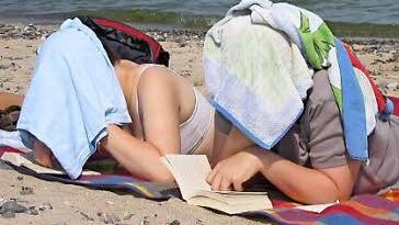 Lesen am Strand Foto: Renate Tröße/ pixelio.de