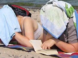 Lesen am Strand Foto: Renate Tr&ouml;&szlig;e/ pixelio.de