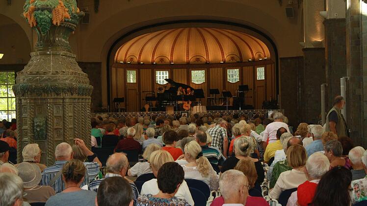 Gro&szlig; ist der Andrang des Publikums beim gemeinsamen Singen mit Edmund Seller und Robert Bauch in der Wandelhalle. Fotos: Sebastian Els&auml;sser