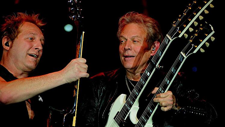 Don Felder mit Tom Naumann von der Mat-Sinner-Band.Foto: Helmut Ölschlegel
