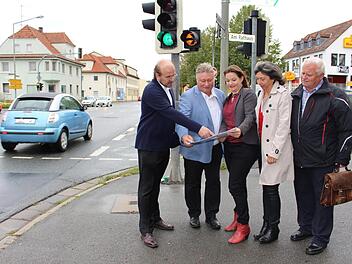 Ralf Pohl (v.l.), Martin Burkert, Doris Aschenbrenner sowie Kerstin Schmidt-Müller, Gemeinderätin von Küps, und Dieter Lau, der SPD-Fraktionsvorsitzende im Gemeinderat schauen sich die Küpser Kreuzung vor Ort an. Lisa Kieslinger