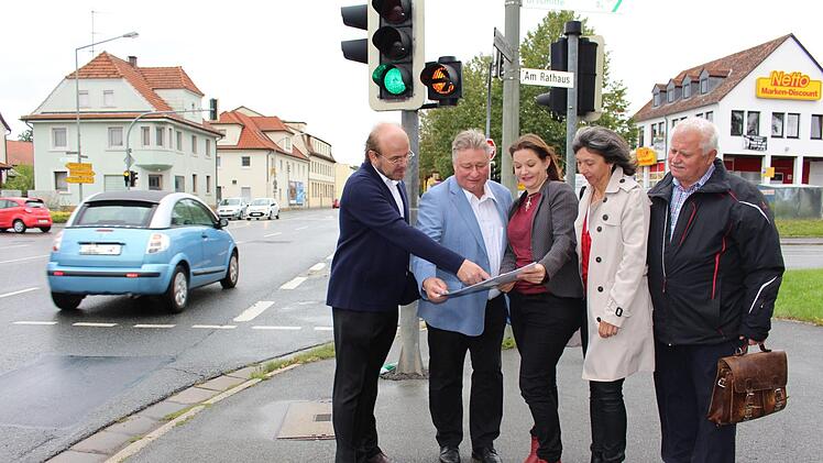 Ralf Pohl (v.l.), Martin Burkert, Doris Aschenbrenner sowie Kerstin Schmidt-Müller, Gemeinderätin von Küps, und Dieter Lau, der SPD-Fraktionsvorsitzende im Gemeinderat schauen sich die Küpser Kreuzung vor Ort an. Lisa Kieslinger