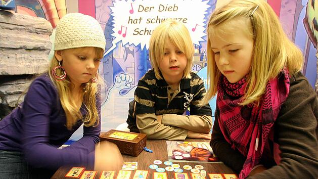 Beim gemeinsamen Spielen haben die Kinder nicht nur Spaß sondern schulen auch ihre Reaktionszeit und ihre Aufmerksamtkeit. Symbolbild: Roland Weihrauch dpa/lnw