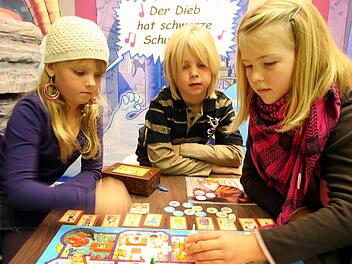 Beim gemeinsamen Spielen haben die Kinder nicht nur Spa&szlig; sondern schulen auch ihre Reaktionszeit und ihre Aufmerksamtkeit. Symbolbild: Roland Weihrauch dpa/lnw