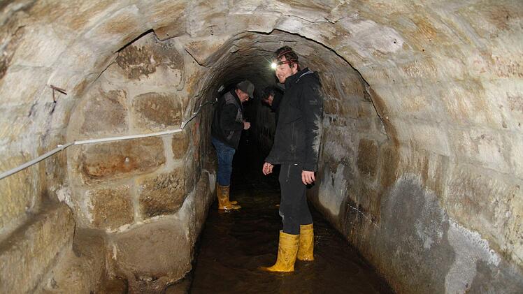 Johannes Gehringer von der Dorfgemeinschaft Klosterlangheim im Hauptkanal bei der ersten Begehung mit dem Sachverständigen des Landesamtes für Denkmalpflege im März 2017Bernhard Häck