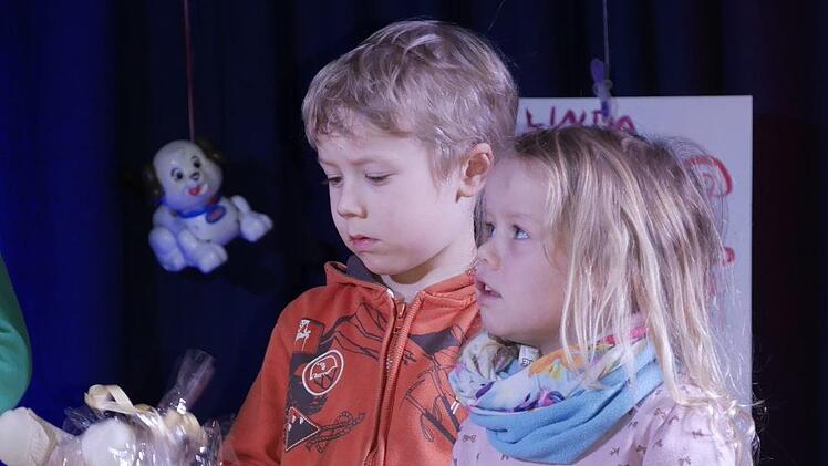 Nicht nur die Wissensreise war spannend, auch die Diplomverleihung  mit aufmerksamen Kindern. Die Firma Heunec sponserte ein niedliches Plüschtier  und Fabios Eiscafé einen Eisgutschein.   Foto: Manja von Nida
