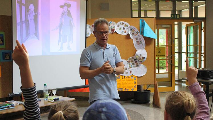 Fabian Lenk beantwortet die vielen Fragen der jungen Schüler. Foto: Julia Raab
