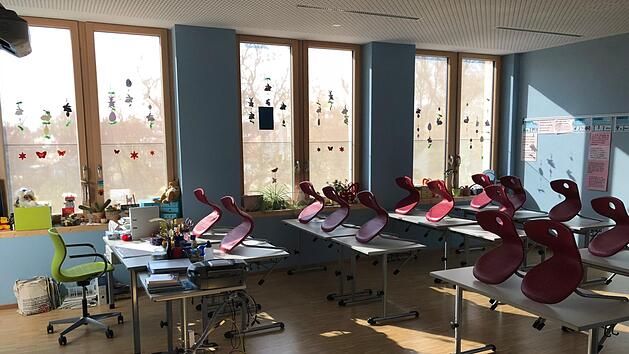 Von au&szlig;en h&uuml;bsch anzusehen, aber innen ist's offenbar zu hell und zu warm: Der textile Sonnenschutz im neuen Pavillon der Carl-Platz-Schule ist Kern einer Anfrage der CSU-Fraktion.  Foto: Archiv