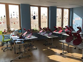 Von außen hübsch anzusehen, aber innen ist's offenbar zu hell und zu warm: Der textile Sonnenschutz im neuen Pavillon der Carl-Platz-Schule ist Kern einer Anfrage der CSU-Fraktion.  Foto: Archiv