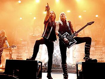 Oscar Dronjak (rechts mit Gitarre) und Joacim Cans geben den Ton bei Hammerfall.  Fotos: Helmut Ölschlegel