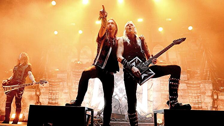 Oscar Dronjak (rechts mit Gitarre) und Joacim Cans geben den Ton bei Hammerfall.  Fotos: Helmut Ölschlegel