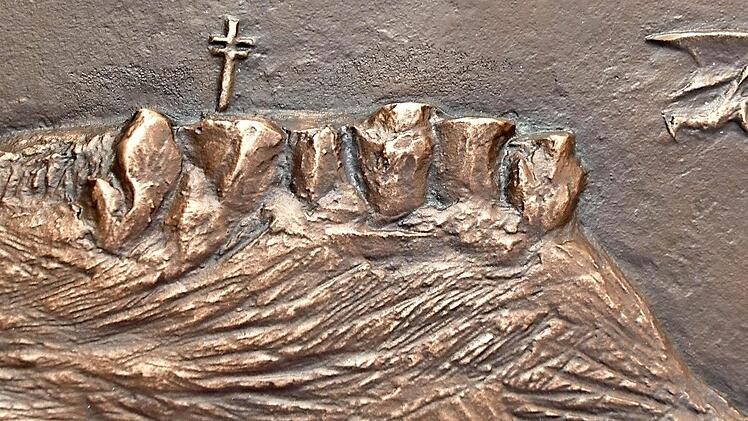 Dieses Detail der Bronzeplatte, die von der Staffelsteiner Steinmetzfirma Kerner an der Stele des Scheffel-Denkmals angebracht wird, zeigt den Staffelberg. Fotos: Matthias Einwag