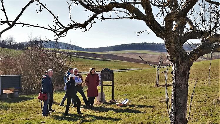 Staatssekretärin Dr. Manuel Rottmann (rechts) ließ sich von Vertretern des Bund Naturschutz die Streuobstwiese in Untererthal zeigen