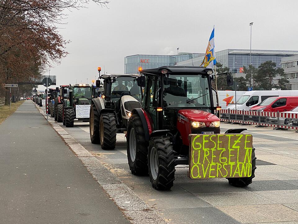 Bilder von der Mega-Demo in Nürnberg: Tausende Bauern demonstrieren