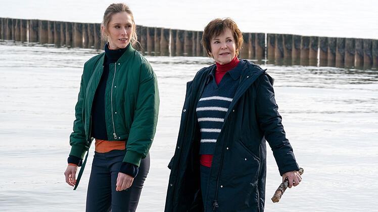Noch freut sich Ellen Norgaard (Rikke Lyllof, links) f&uuml;r Karin Lossow (Katrin Sass) &uuml;ber deren neues Ehrenamt.