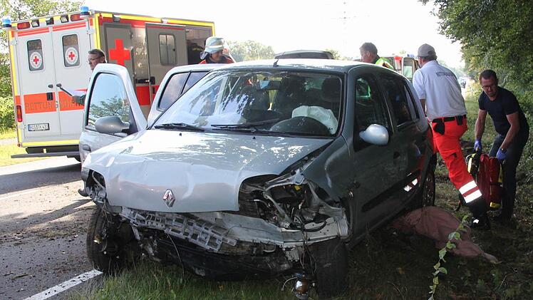 Im Frontbereich total demoliert: Der Renault Clio.