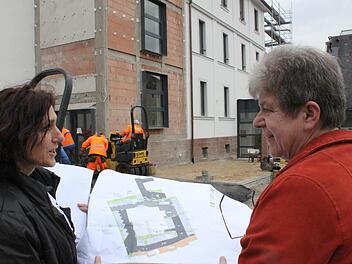 Architektin Traudl Schwarz und Caritas-Geschäftsführerin Claudia Rößner (von links) mit den Bauplänen vor dem sanierten Caritas-Gebäude.  Foto: Thomas Mäuser