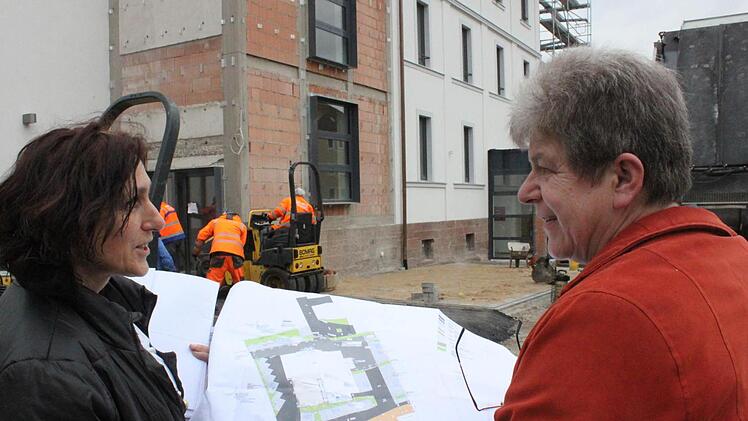 Architektin Traudl Schwarz und Caritas-Geschäftsführerin Claudia Rößner (von links) mit den Bauplänen vor dem sanierten Caritas-Gebäude.  Foto: Thomas Mäuser