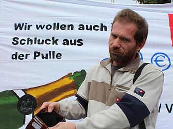 Ohne Moos nix los: Als zweifacher Familienvater hofft Bosch-Mitarbeiter Dieter Bock darauf, dass er endlich wieder ein paar Scheine mehr in seinem Geldbeutel hat. Foto: Pfannes