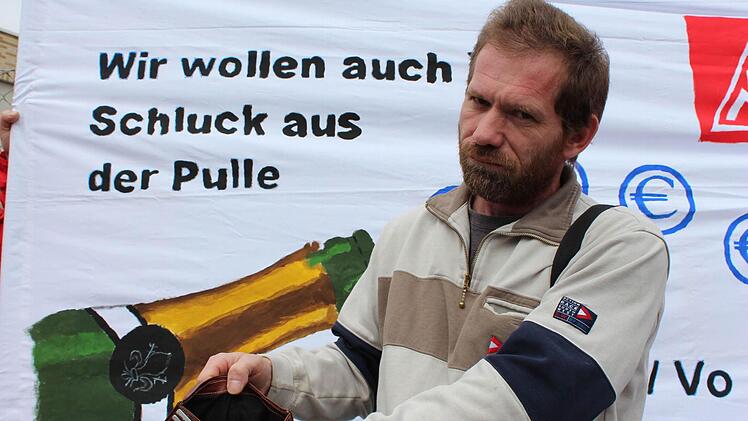 Ohne Moos nix los: Als zweifacher Familienvater hofft Bosch-Mitarbeiter Dieter Bock darauf, dass er endlich wieder ein paar Scheine mehr in seinem Geldbeutel hat. Foto: Pfannes
