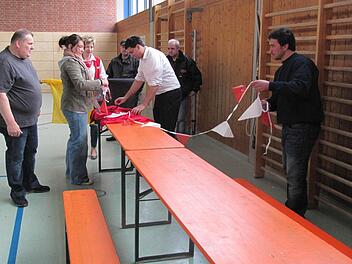 Die Schulturnhalle wird für die Großveranstaltung vorbereitet. Foto: privat