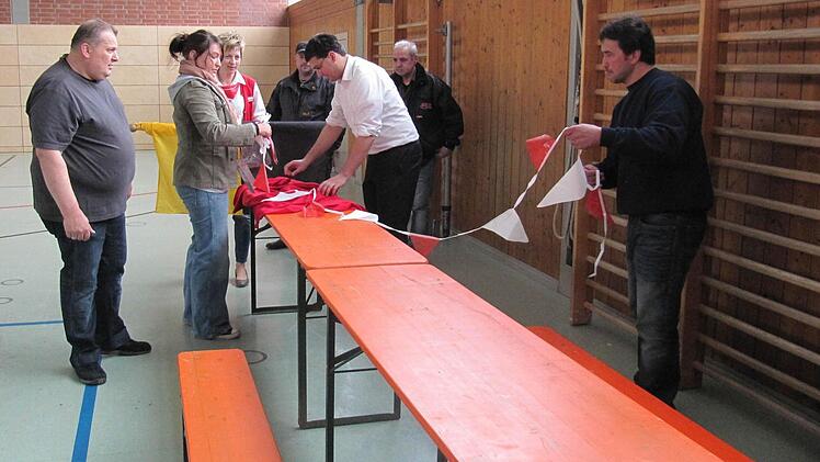 Die Schulturnhalle wird für die Großveranstaltung vorbereitet. Foto: privat