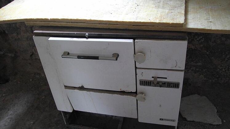 Der Holzofen, der schon im Häuschen war, soll wieder in Stand gesetzt und auch genutzt werden. Foto: Sonja Adam