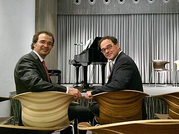 Andreas und Thomas Engel, Geschäftsführer und Inhaber der Firma Leise, in ihrem Geburtshaus. Das Erdgeschoss wurde in einen variabel nutzbaren Veranstaltungssaal umgewandelt. Foto: Simone Bastian