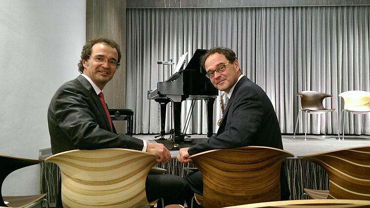 Andreas und Thomas Engel, Geschäftsführer und Inhaber der Firma Leise, in ihrem Geburtshaus. Das Erdgeschoss wurde in einen variabel nutzbaren Veranstaltungssaal umgewandelt. Foto: Simone Bastian