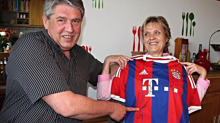 Stefan Limmer und Pia Will strahlen um die Wette, als Stefan auf den Schriftzug von Mario Götze auf dem Trikot zeigt. "Der Mario hat an meinem Trikot gezupft und sich dort verewigt", freut sich Pia Will. Foto: Helmut Will
