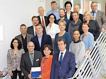 In Kooperation der sozialen Betriebe der Laufer Mühle mit der IHK wurden Firmenvertreter zu "betrieblichen Suchtberatern" ausgebildet. Marlene Mortler (1. Reihe, 4. v. l.), Dirk von Vopelius (1. Reihe l.) und Michael Thiem (2. Reihe l.) freuen sich mit den Teilnehmern und Dozenten und übergaben die Zertifikate. Foto: privat