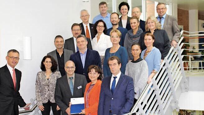 In Kooperation der sozialen Betriebe der Laufer Mühle mit der IHK wurden Firmenvertreter zu "betrieblichen Suchtberatern" ausgebildet. Marlene Mortler (1. Reihe, 4. v. l.), Dirk von Vopelius (1. Reihe l.) und Michael Thiem (2. Reihe l.) freuen sich mit den Teilnehmern und Dozenten und übergaben die Zertifikate. Foto: privat