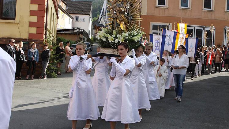 Die Muttergottesstatue wurde von sechs jungen Mädchen in weißen Kleidern getragen.  Foto: Michael Wunder