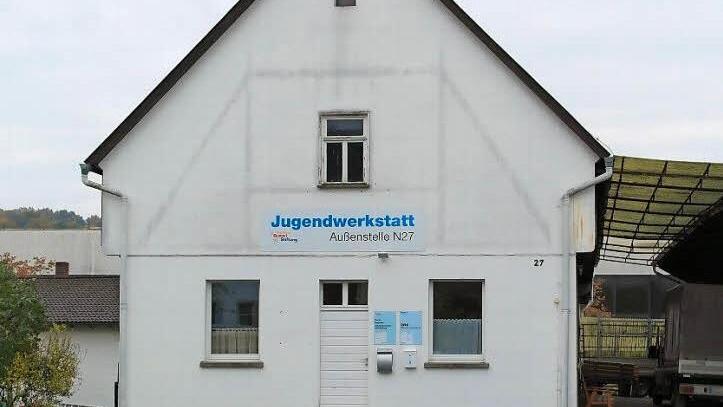 Aus der Jugendwerkstatt der Geschwister-Gummi-Stiftung in der Negeleinstraße ließen die beiden Einbrecher auch den Tresor mitgehen. Der Safe war allerdings leer, weshalb sie ihn in einem Weiher am Ortsrand von Leuchau versenkten. Foto: Peter Müller