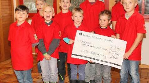 Dank der Spende des Lions-Hilfswerks konnte die Kinderfeuerwehr mit einheitlichen T-Shirts eingekleidet werden. Foto: mst