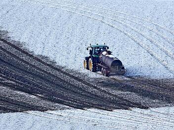 Die EU meint, Deutschland gehe zu lax mit Gülle um und verursache damit hohe Nitratwerte im Wasser. Neuere Untersuchungen scheinen das nicht zu bestätigen, hieß es bei der politischen Schlachtschüssel des BBV. Foto: CT-Archiv