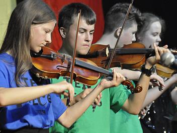 Wer ein Niccolò Paganini werden will, muss früh üben. Die Schüler des Wahlfaches Violine im Bad Kissinger Gymnasium haben bereits den ersten Schritt getan. Foto: Peter Klopf
