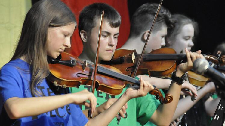 Wer ein Niccolò Paganini werden will, muss früh üben. Die Schüler des Wahlfaches Violine im Bad Kissinger Gymnasium haben bereits den ersten Schritt getan. Foto: Peter Klopf